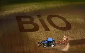 Tracteur dans un champ avec l'écriture "BIO"