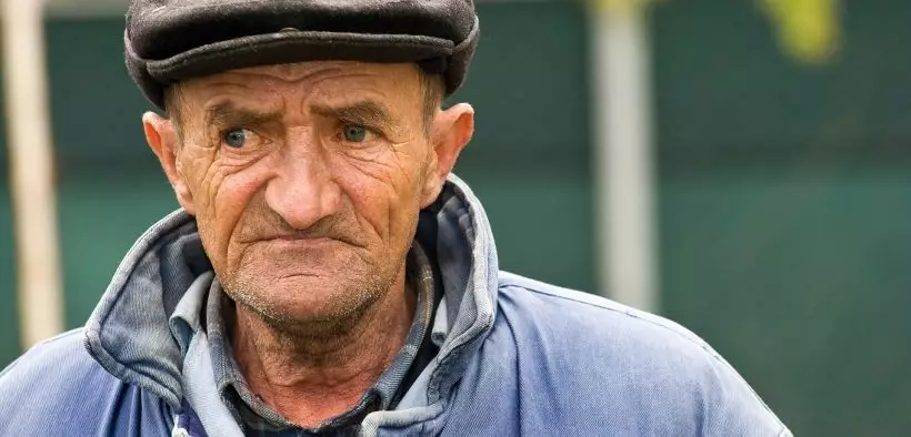 Un vieux monsieur ayant l'expression d'une personne non rassurée