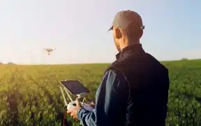 Agriculteur utilisant un drône pour son champ